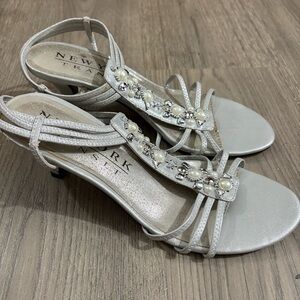 NY Transit Rhinestone Pearl Silver Evening Sandals Heels Wedding Bridal Sz 8.5M
